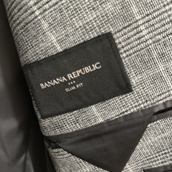 Banana Republic Men’s Grey Glen Blazer (38R) with Tailored Sleeves. Double Vent. - Picture 2 of 4